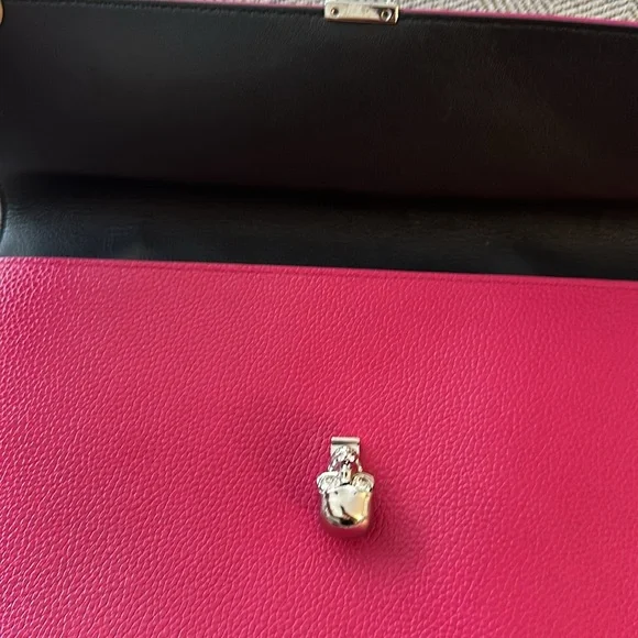 Authentic Alexander McQueenSkull leather clutch
Hot pink Leather - Picture 4 of 6